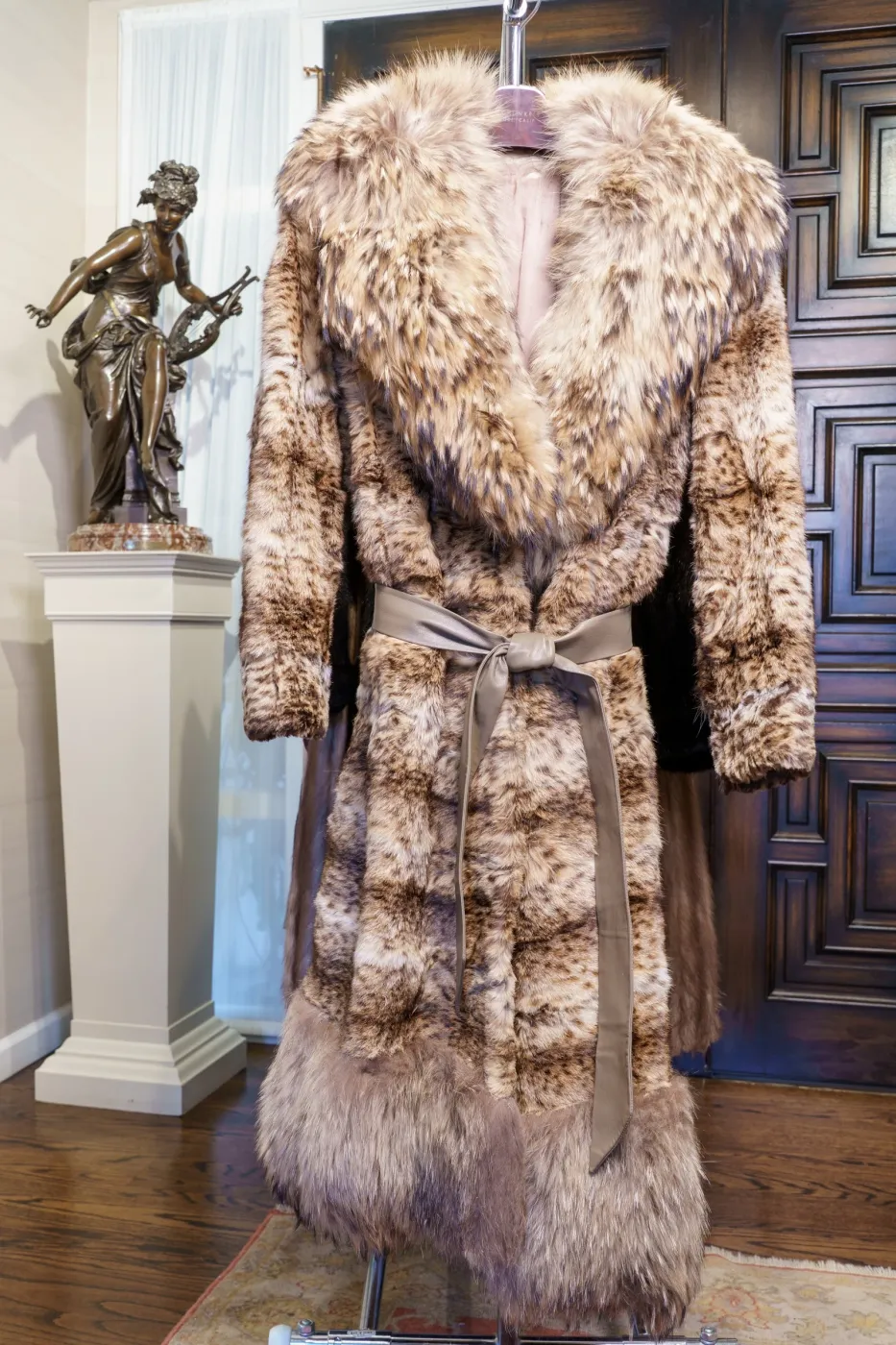 Vintage 1974 Full-Length Lynx Fur Coat with Leather Belt, photograph 1